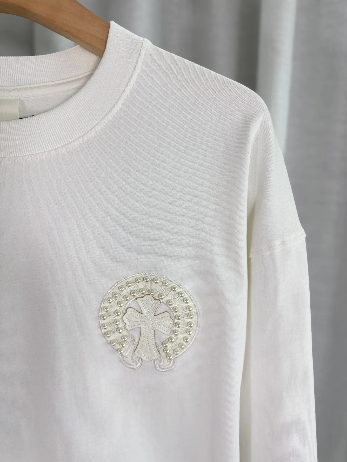 P260 top version, real shot without P, ​​different from market currency) 𝗖𝗵𝗿𝗼𝗺𝗲 𝗛𝗲𝗮𝗿𝘁𝘀/Cro Heart 2025 Autumn and Winter Pearl Compass Casual Long Sleeve 👑The highest version! Customized fabric 320g fabric! Pearl compass, genuine leather cut. Best-selling model at the counter. Very comfortable to wear. Accessories: original molded and authenticated collar label➕100% silk wash label. Genuine purchase-grade original hangtag➕matching hanging rope➕3D hanging beads➕original packaging bag. Craftsmanship: The original version has consistent wiring! The highest version of the armhole matching technique! Color: White Black Size: S M L XL Style No.: 5170